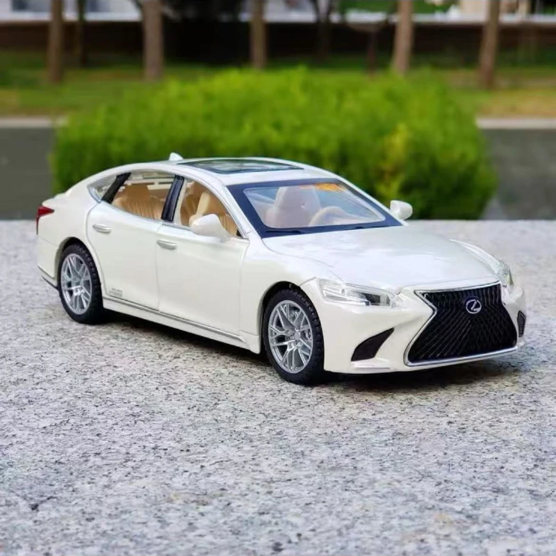 Modèle de voiture en alliage métallique moulé sous pression, haute Simulation LS500H, son et lumière, Collection de jouets pour enfants, cadeaux, 1:32