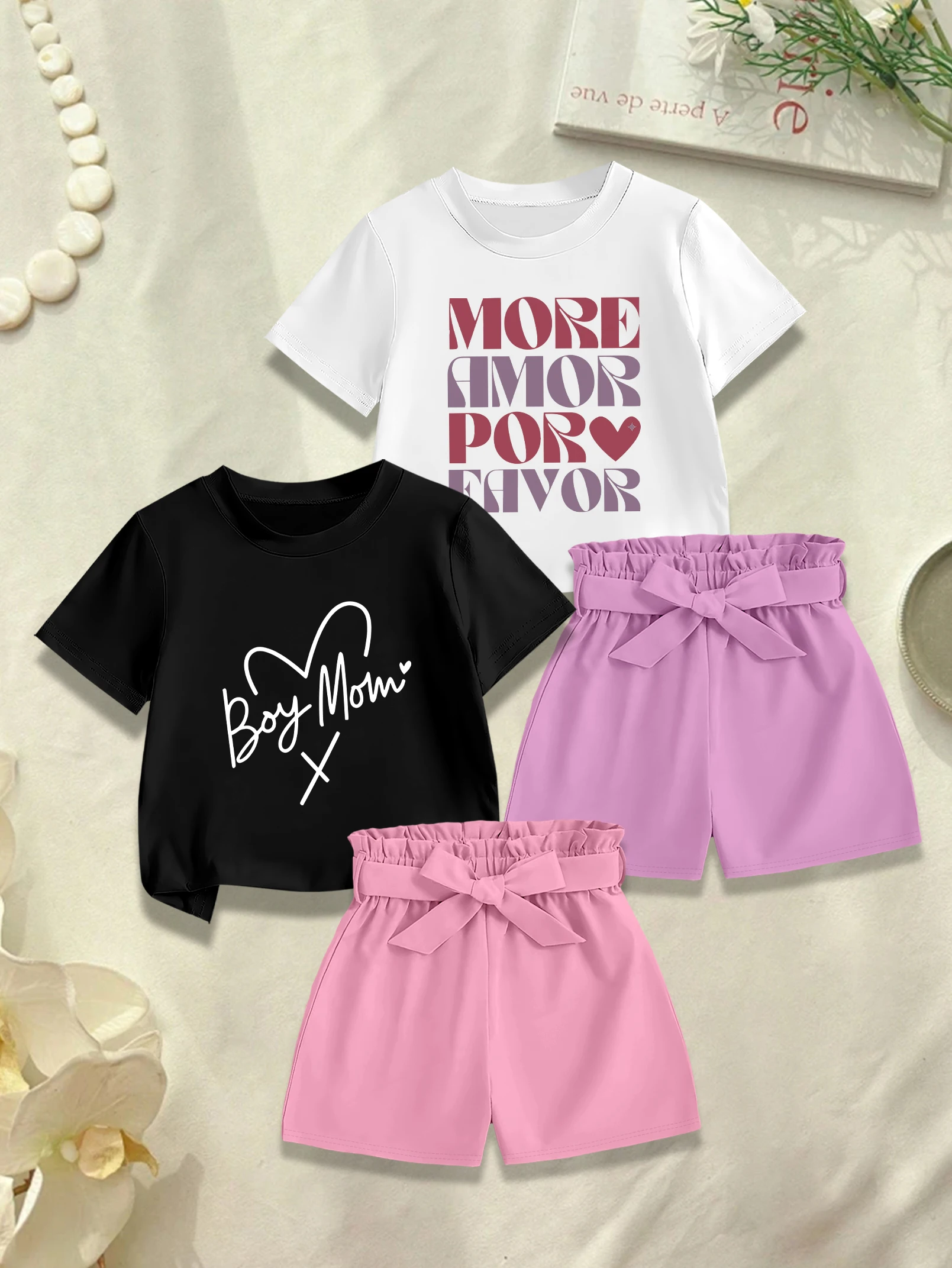 

Комплект из 4 предметов: футболка с мультяшными сердечками и английским принтом, летняя милая и очаровательная футболка и тканевые шорты с бантом для девочек.