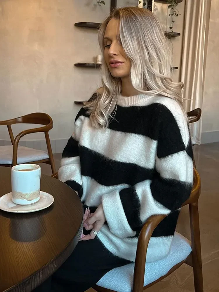 

Fashion Black White Stripes Loose Sweater Women Casual Round Neck Long Sleeves Warm Pullover 2024 Autumn Lady Street Knitwear