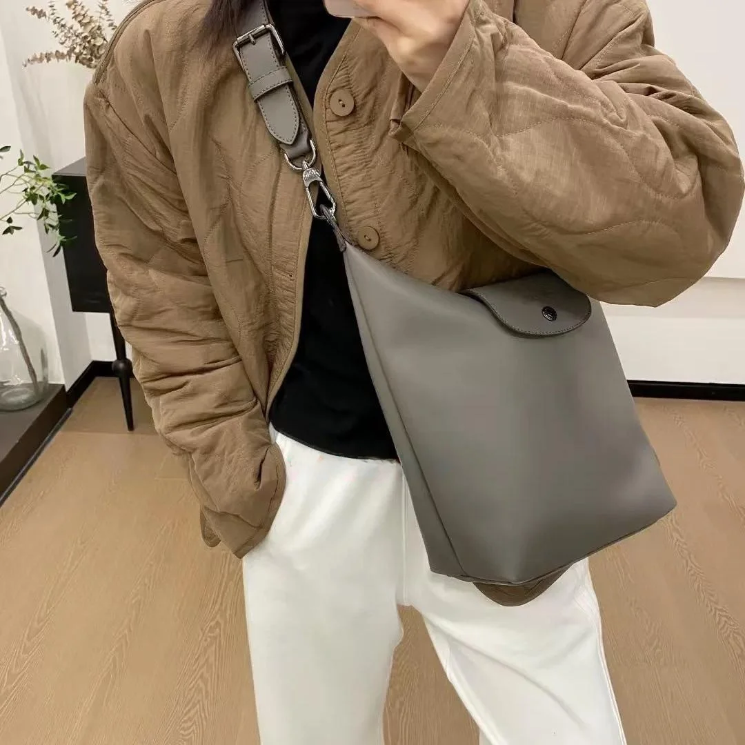 

2025 New Hobo Underarm Bag Tough Tote Bag Single oulder Handbag Commute Large Capaci Crossbody Bag Leather Handbag