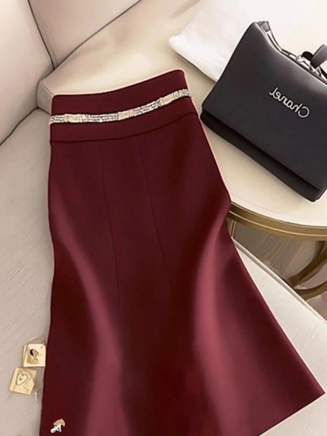 Eleganter roter Midirock, einzigartiges Kettendesign, schwarzer Bodycone-Bleistift, Meerjungfrau, luxuriöses Outfit, Bürodame, Pendeln, trendige Anlässe