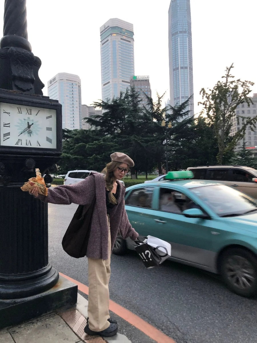 Calça Jeans Feminina Soolrok de Cintura Alta com Perna Reta, Linhas Picasso, Efeito Emagrecedor, Cobertura de Quadril, Duas Cores e Micro Flare