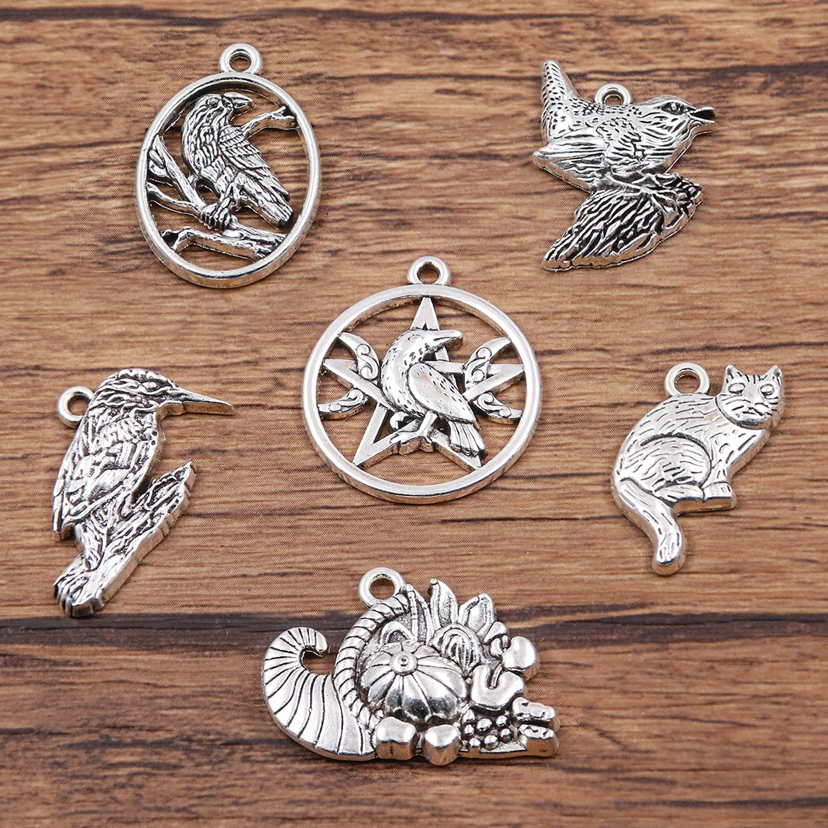 10 Uds. Colgante de Animal hueco de aleación de Zinc de estilo mixto, gato, Caracol, pájaro, Cuervo, pájaro carpintero, fabricación de joyería artesanal hecha a mano