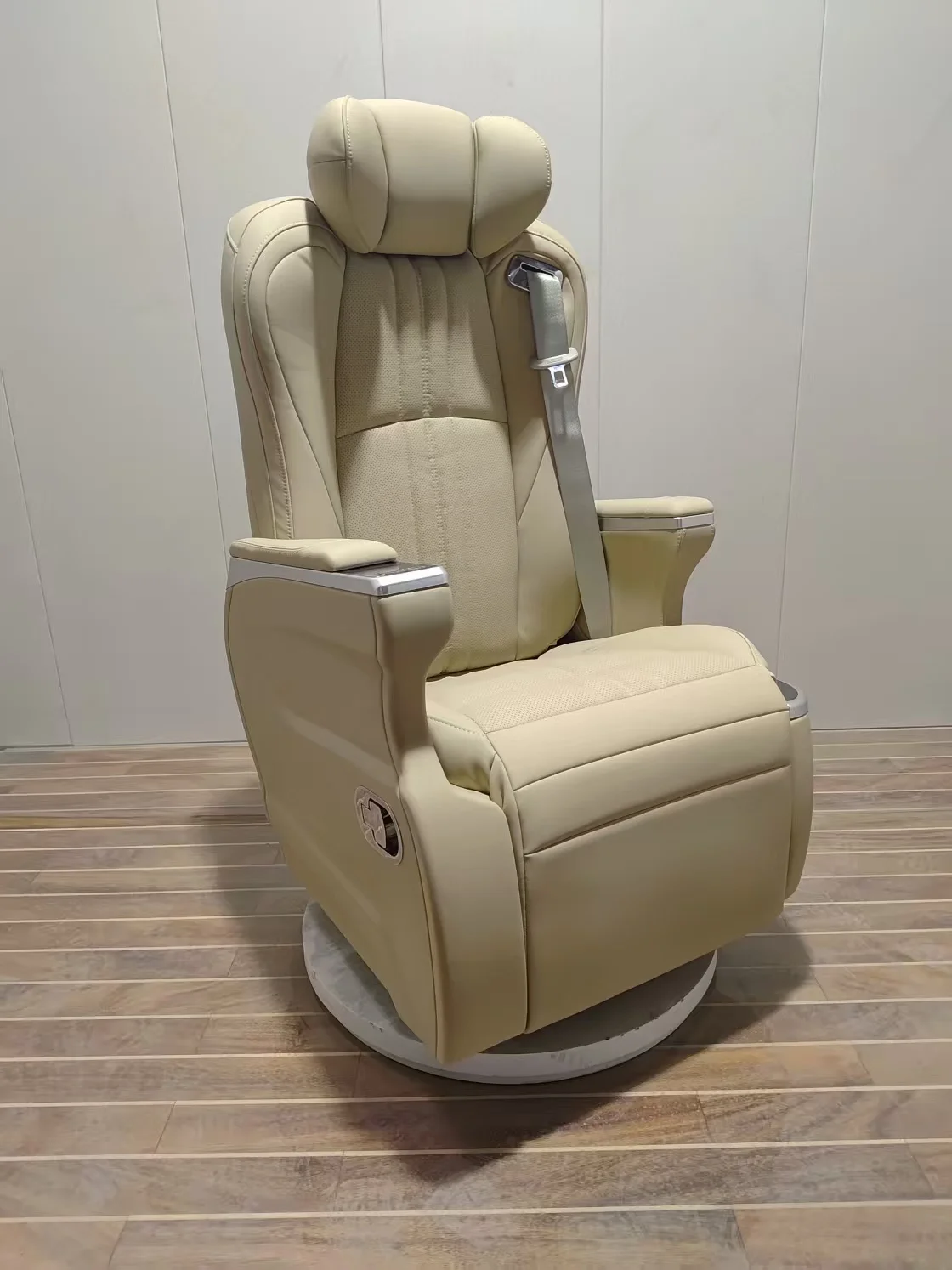 

Luxury Modified Car Seats with Electric Backrests and Camping Lathes