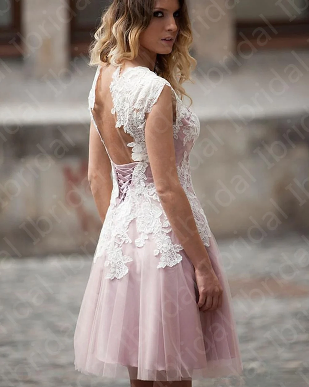 Schöne Rosa Knie Länge Homecoming Kleider Spitze Kurze Hochzeit Party Kleider Cap Sleeves Zurück Heraus Cocktail Kleider Jewel Neck 2022