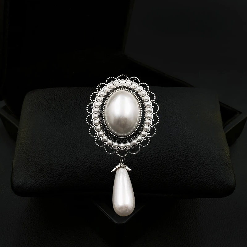 

2122 Vintage and Dynamic Round Tassel Brooch Exquisite Luxurious Elegant Lapel Pin Accessory for Women Suit Jewelry Wedding Gift