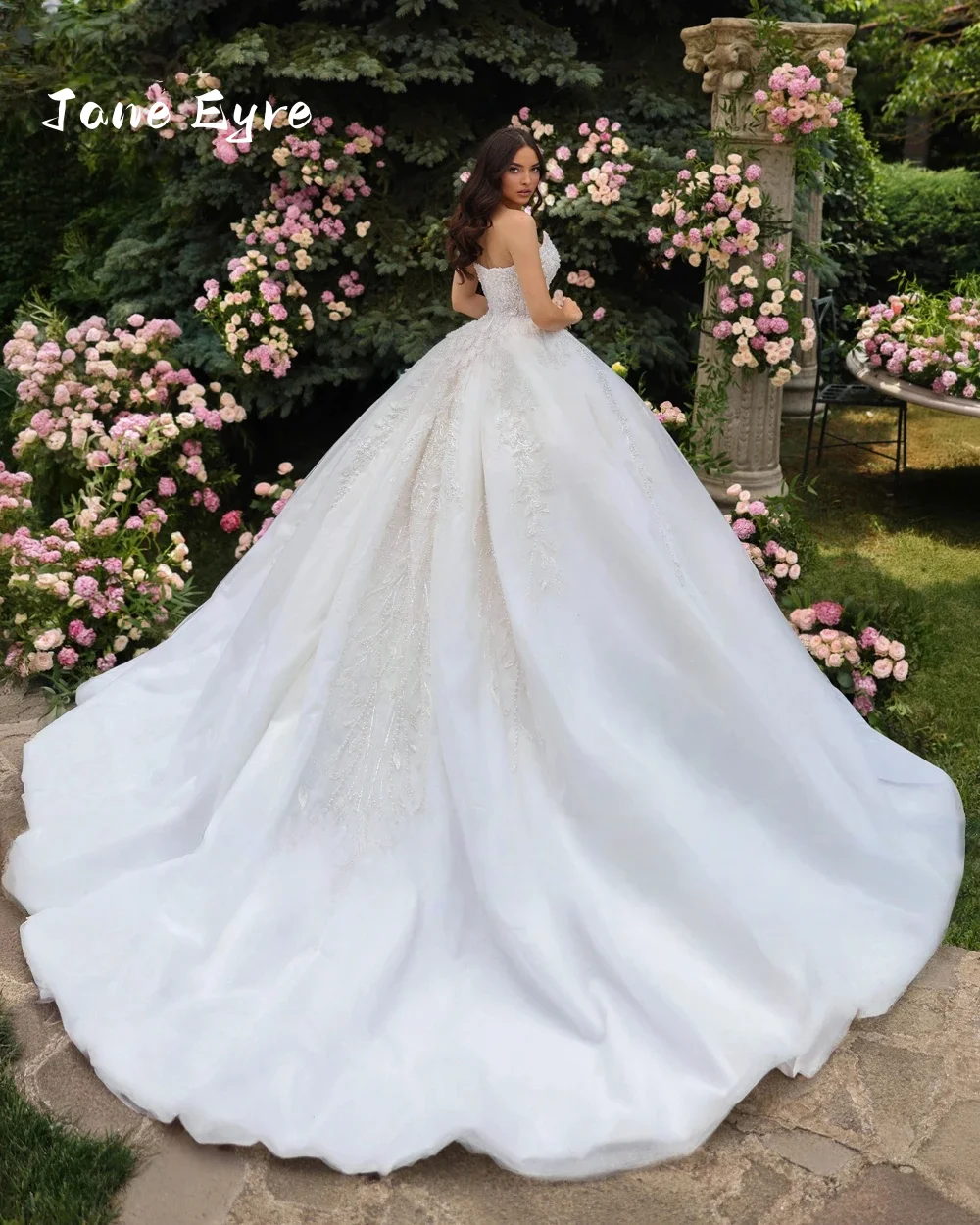 ジェーン・エア 絶妙なビーズ刺繍のボールガウン ウェディングドレス ロマンチックなスイートハート キラキラ輝くプリンセス ブライダルガウン カスタムメイドのウェディングドレス