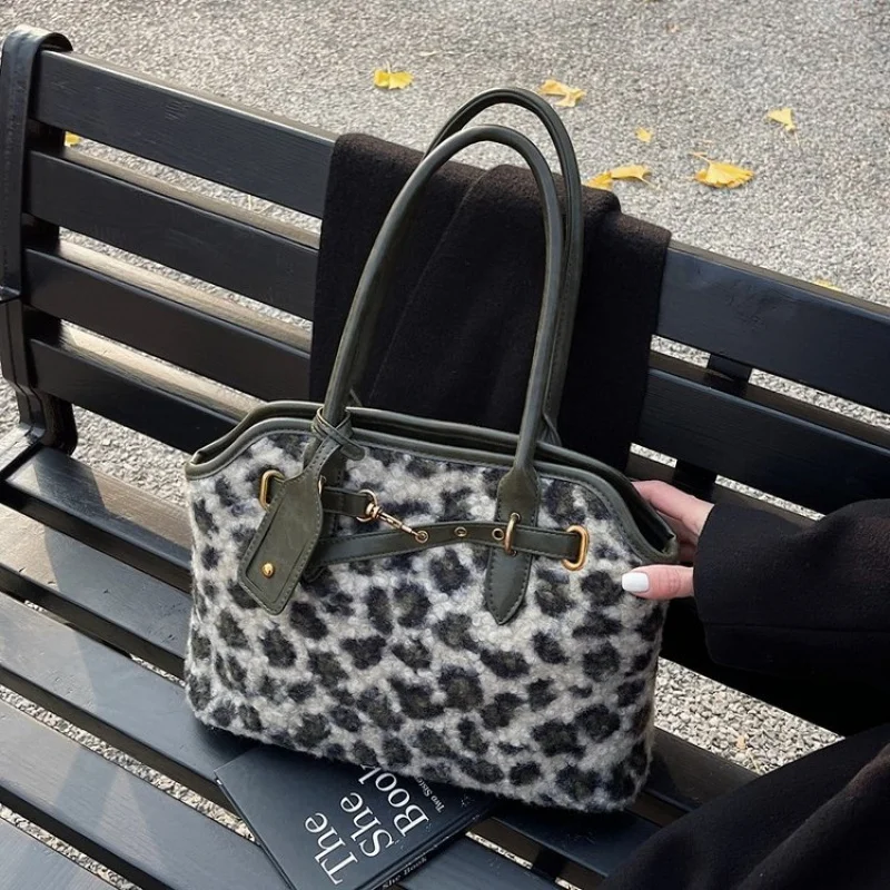 

Fashionable Ladies Messenger Bag Made Of Ravine-Printed Leather Boasting High-End Paris Vintage Daily Chic Style​