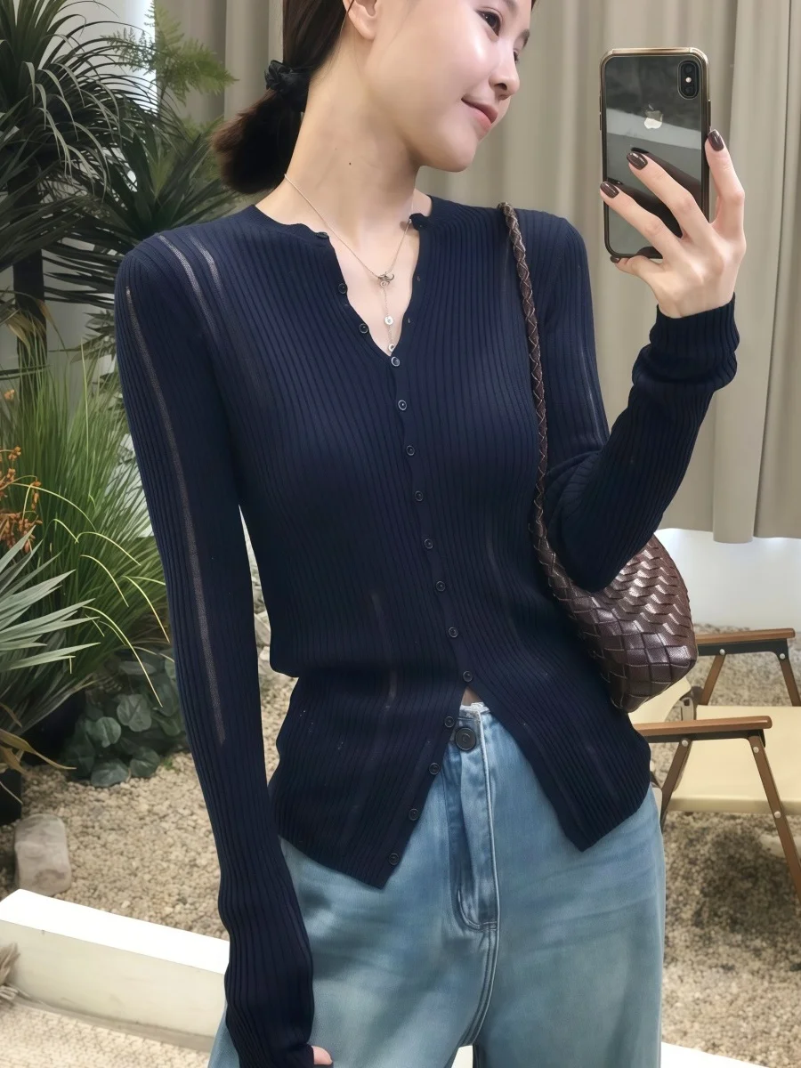 เสื้อถักทรงเข้ารูป แขนยาว คอวี สำหรับผู้หญิง ต้นฤดูใบไม้ร่วง 2025 รุ่นใหม่ เสื้อซับใน เสื้อชั้นใน สไตล์ฝรั่งเศส ผ้าโพลีเอสเตอร์...