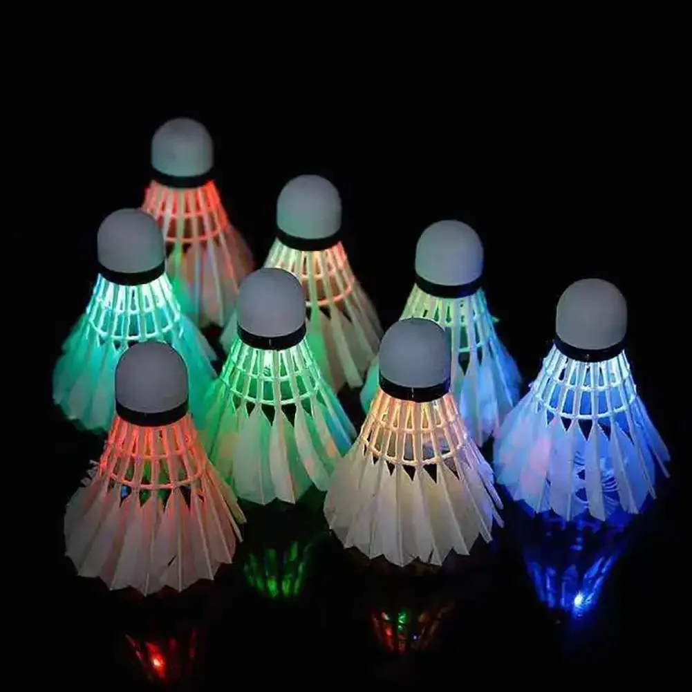 4 Stück Beleuchtung Badminton dunkle Nacht bunte LED Beleuchtung Sport Badminton Lichtfleck Shuttle Hahn Zubehör Federball