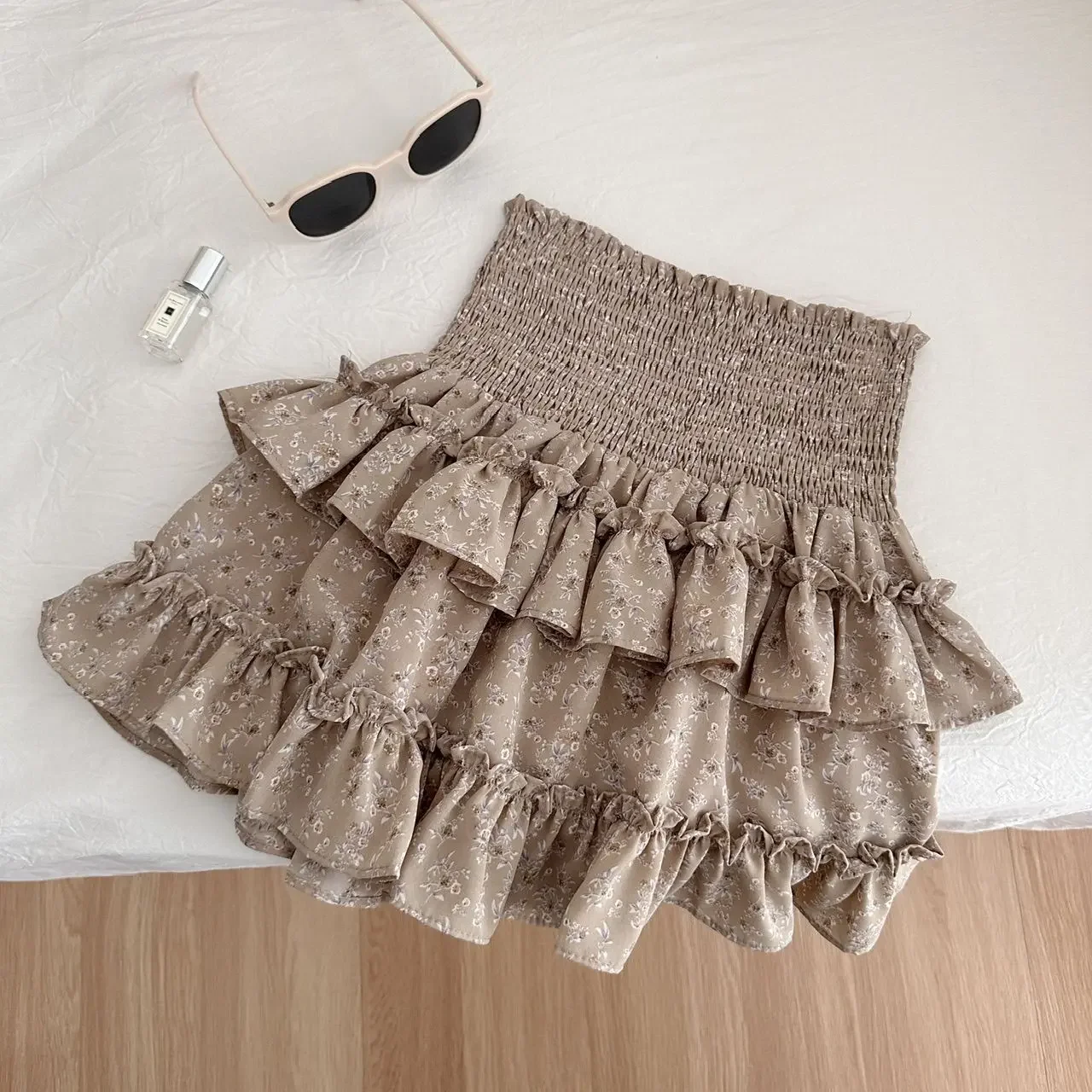 Kwiatowa spódnica do połowy długości 2025 nowa elastyczna wiosenna i letnia wysoka talia pokaż przerzedzająca brzuch mała czarna krótka spódniczka