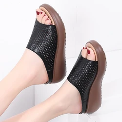 Pantofole con zeppa in morbida pelle per donna estate scava fuori diapositive Lady Casual Muffin Shoes Retro madre suola spessa sandali antiscivolo