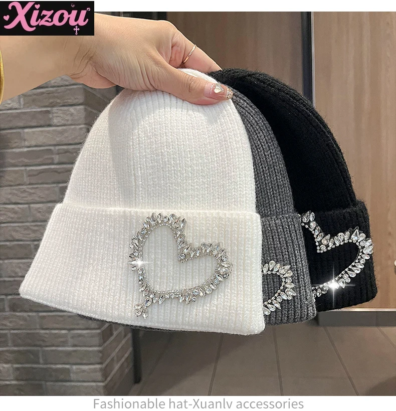 

Новинка 2023 года, белая шерстяная шапка в стиле Лолиты, мягкая зимняя модная универсальная теплая вязаная шапка для девочек с лицом, маленькая женская вязаная шапка со стразами