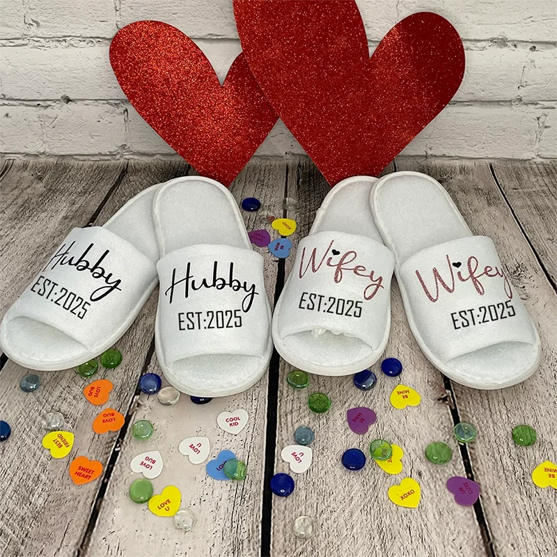 

2pcs Hubby Wifey Est 2025 White Cozy Slippers Comfy Slippers for Bachelorette Party Supplies Bride To Be Gift Wedding Decoration