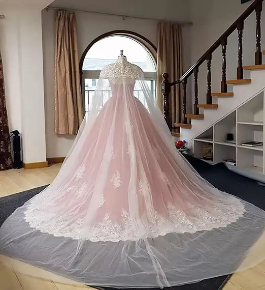 Розовые пышные платья Quinceanera с открытыми плечами и накидкой Бальное платье Тюлевые кружевные платья для выпускного вечера с белыми аппликациями Индивидуальная вечеринка