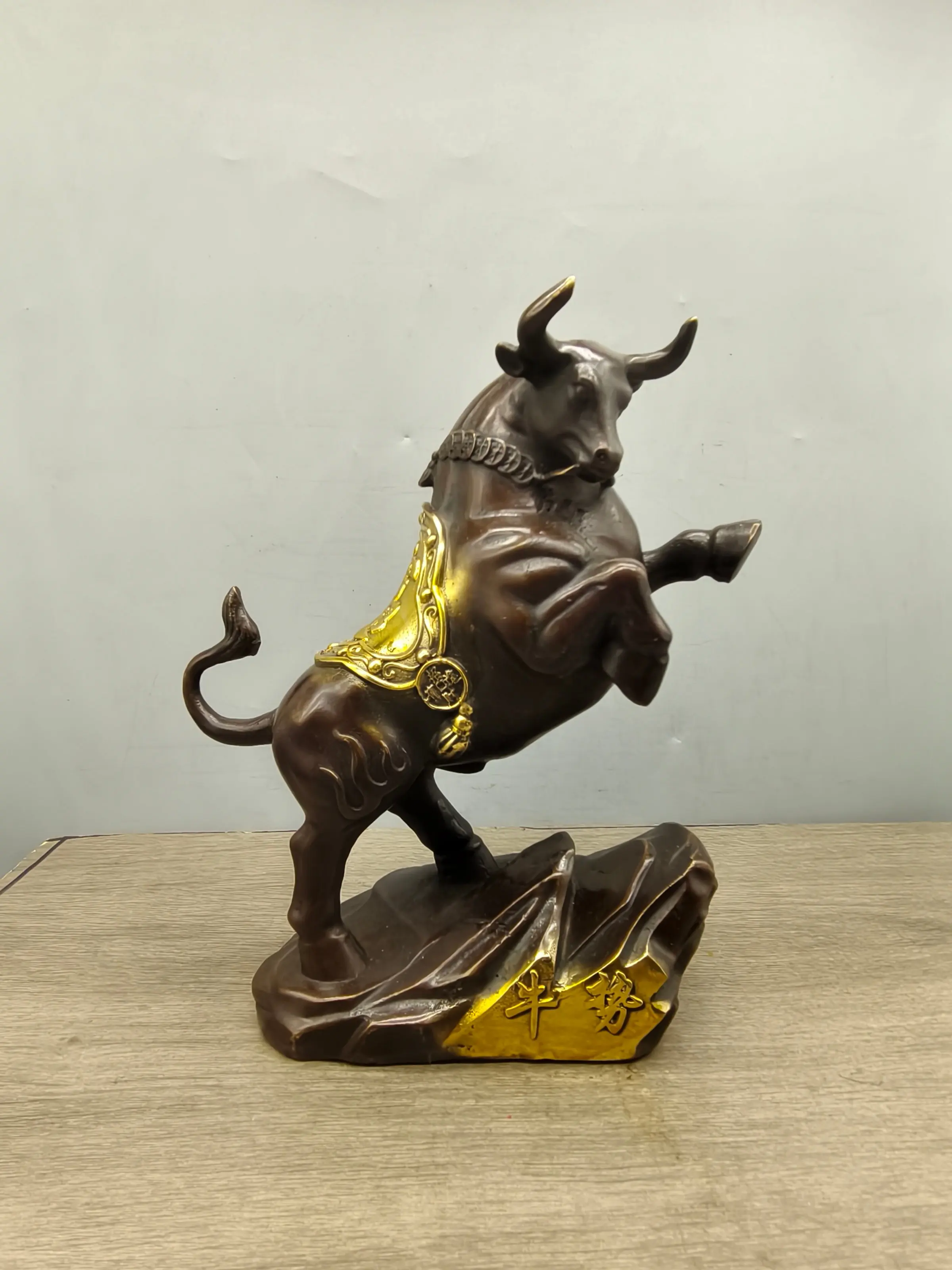 Retro bronzes gilded living room porch calf ornaments office decoration