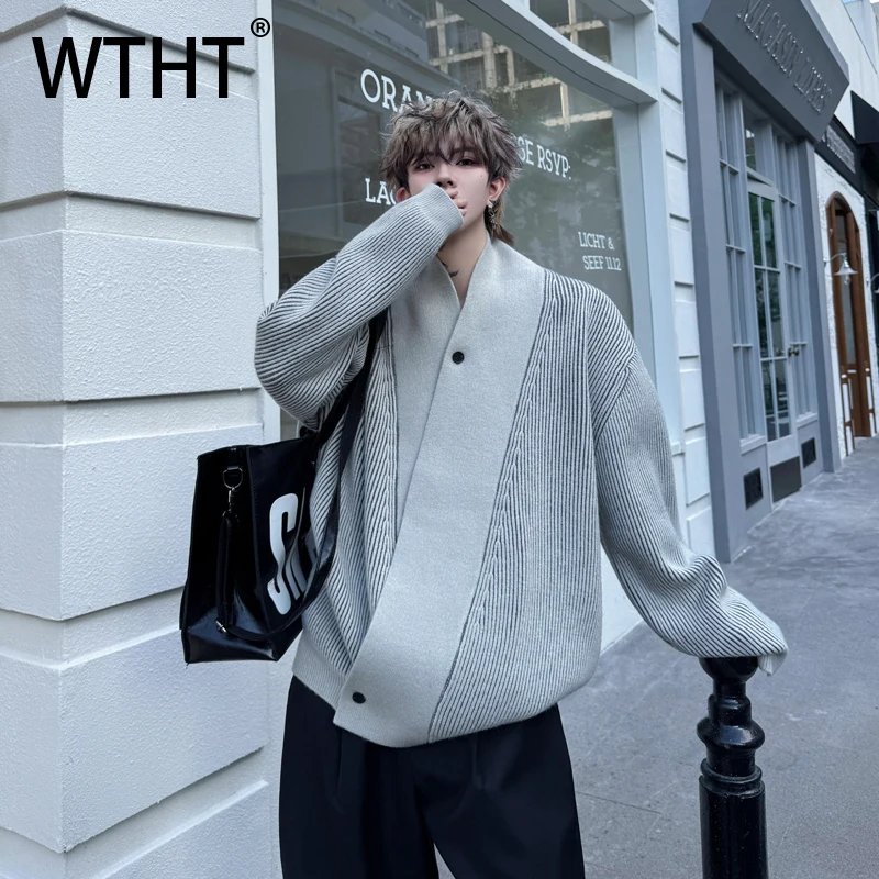 

WTHT модный мужской полосатый лоскутный дизайн свободный свитер модный осень 2025 с v-образным вырезом и пуговицами с длинными рукавами повседневные топы мужские 2A2069