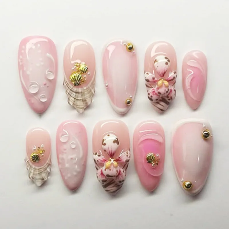 24 uñas postizas almendra con degradado blanco francés, diseño floral, con pedrería 3D 6