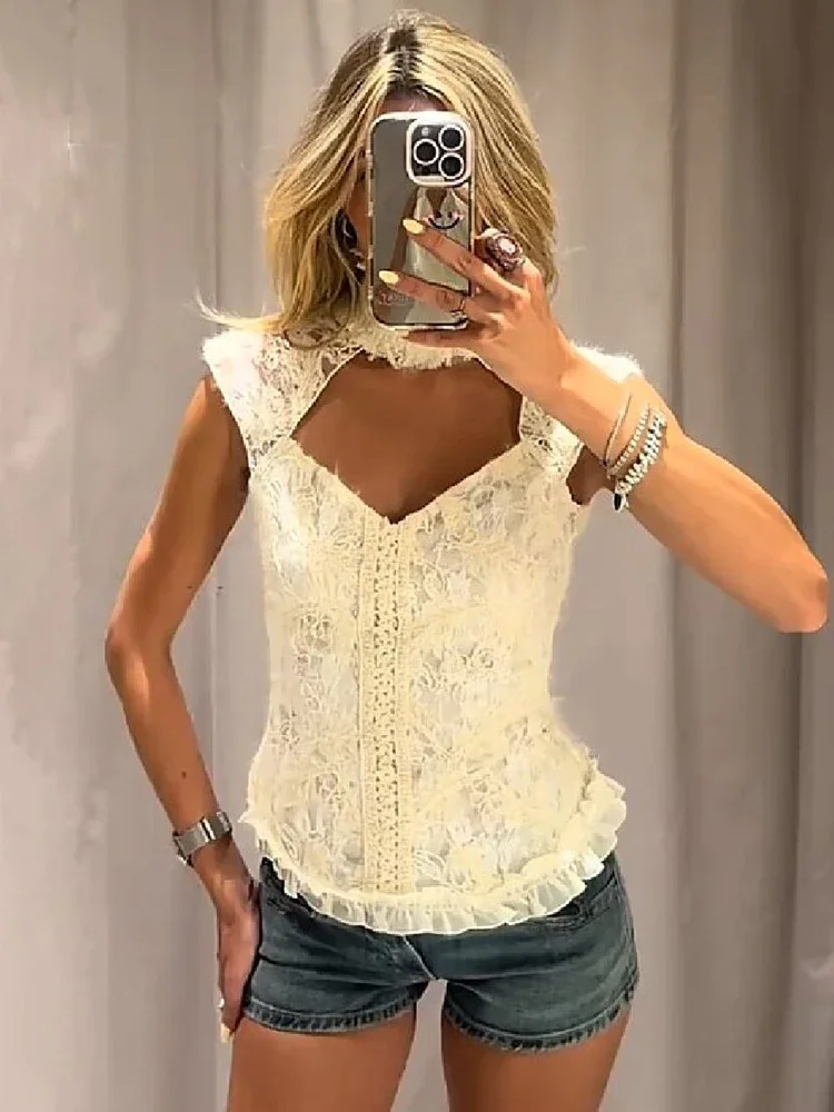 Damen-Bluse aus floraler Spitze mit Stehkragen, Schlüsselloch-Ausschnitt am Brustbereich, kurzen Ärmeln, Rüschensaum, figurbetontem, transparentem Spitzen-Oberteil für den täglichen Ausflug. – Detail 2