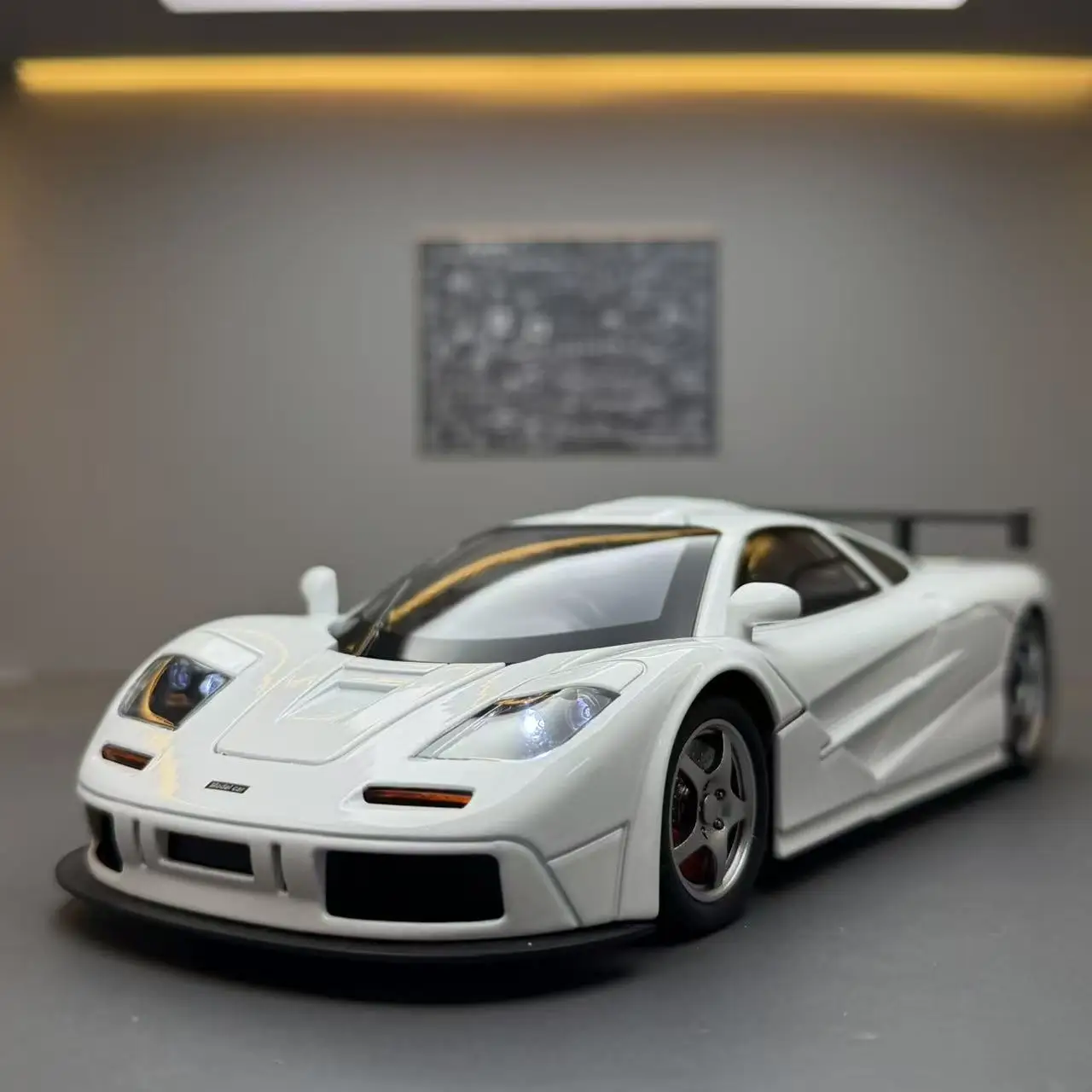 

1:24 F1-LM Supercar Simulation Diecast Metal Alloy Model car Sound Light Pull Back Collection Kids Toy Gifts