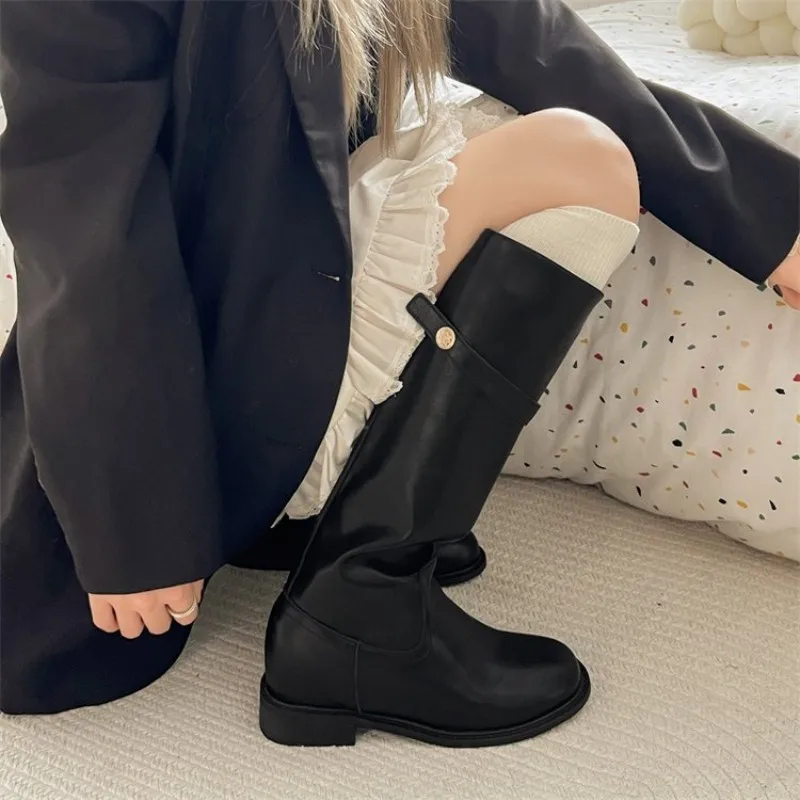 Retro-kasual knielange Stiefel. Verstecktes Design zur Höhenvergrößerung. Runde Zehen, niedriger Absatz, lange, dicke Stiefel für einen Cowboy-Look. – Detail 8