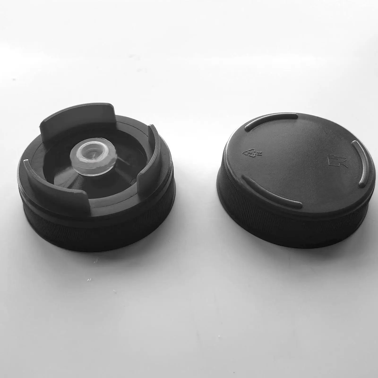 Two Headed Squeeze Condiment Bottles 480 Ml Cylindrical Plastic Durable for Kitchen Restaurant Food Truck Applications