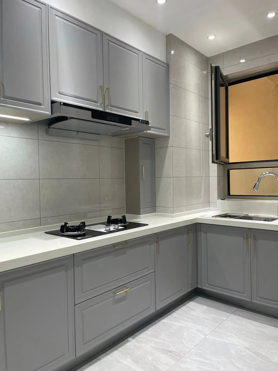^Solid Oak Wood Whole Cabinet Kitchen System with Multi-layer Panel Furniture Factory Direct Supply
