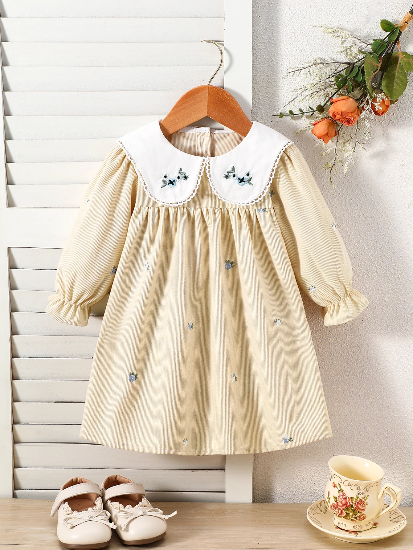 1-Piece Corduroy Floral Embroidery Dress for Young Children, Color-Blocking Embroidered Collar, Long-Sleeve Girls' Dress for Spring, Autumn, and Winter, Versatile Casual Style Girls' Clothing