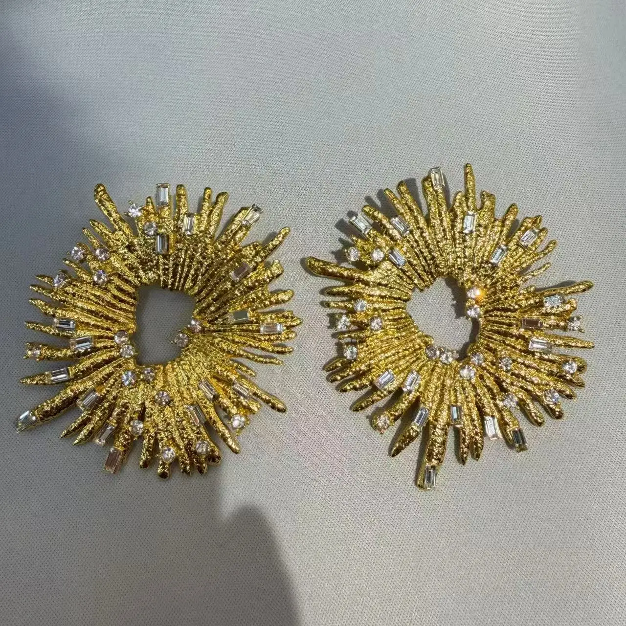 Heavy industry retro exaggerated light luxury flash diamond hollow disc bee earrings fashion temperament high sense earrings wom