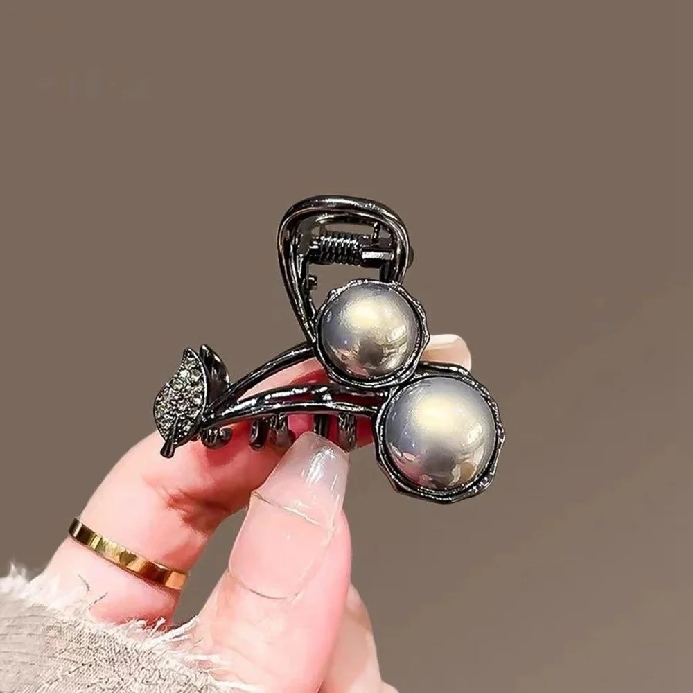 Vintage Black Cherry Pearl Hair Claw Mini Rhinestone Shark Clip For Women Girls Daily Party Wedding Y2K Fashion Accessory Gift