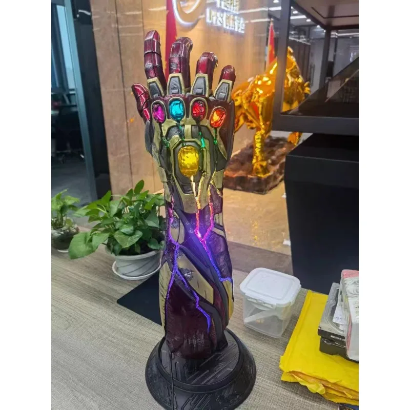 Figurka Marvel Comics Iron Man Rękawica Nieskończoności Świecąca Żywica Model Anime Ozdoby na Biurko Prezenty Świąteczne Zabawki dla Dzieci