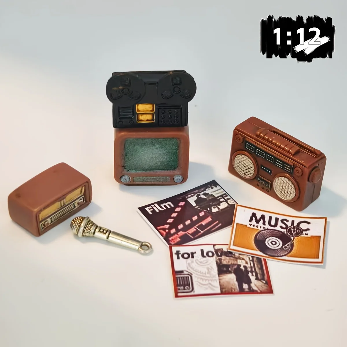 8-teiliges Retro-Miniatur-Audio-Video-Set, Projektor, Fernseher, DVD, Radio mit Mikrofon, Vintage-Puppenhaus-Filmszenen-Dekor, Sammlerstück-Geschenk – Detail 10