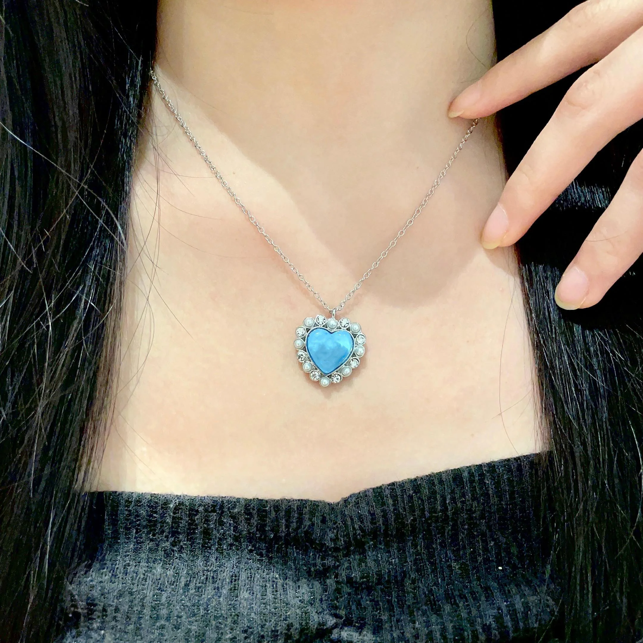 

2025 New Vintage Heart Pendant Necklace Blue Resin Sweet and Cute Style Necklace Earrings for Women