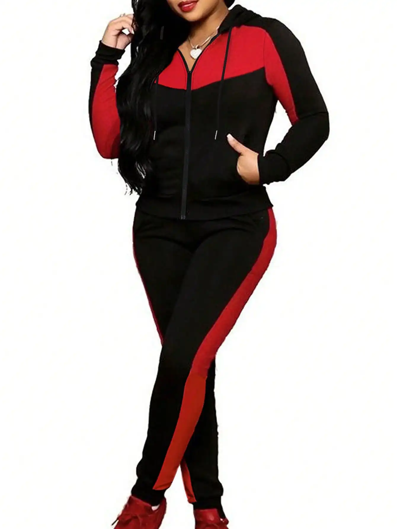 

Комплект: худи на молнии с цветовыми блоками (красный и черный) и брюки с боковыми полосками