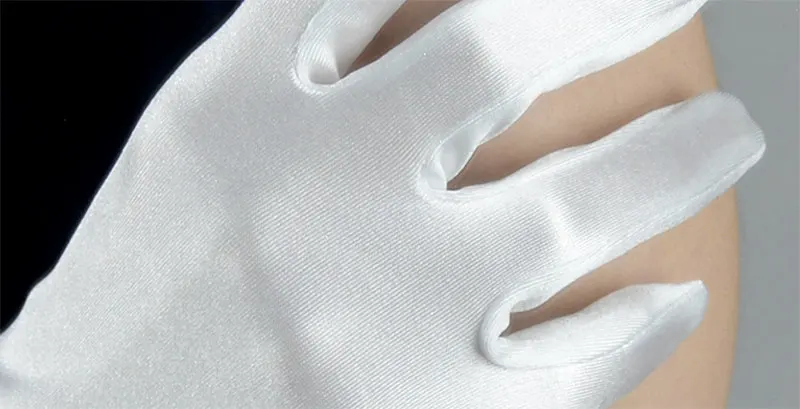 22 cm lange, dehnbare Satin-Seidenhandschuhe, kurze Abendhandschuhe für Damen, Hochzeits-Armstulpen, elegante Brautaccessoires in Off-White, Kleidung. – Detail 2