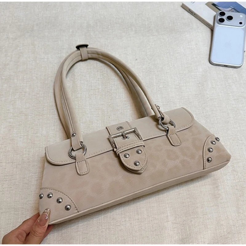 Leopardenmuster-Nieten-Unterarm-Schultertasche, Damen Vintage-Handtasche mit Schnallendesign, Y2k Mädchen Mode Party Retro Metall-Nieten-Handtasche – Detail 2