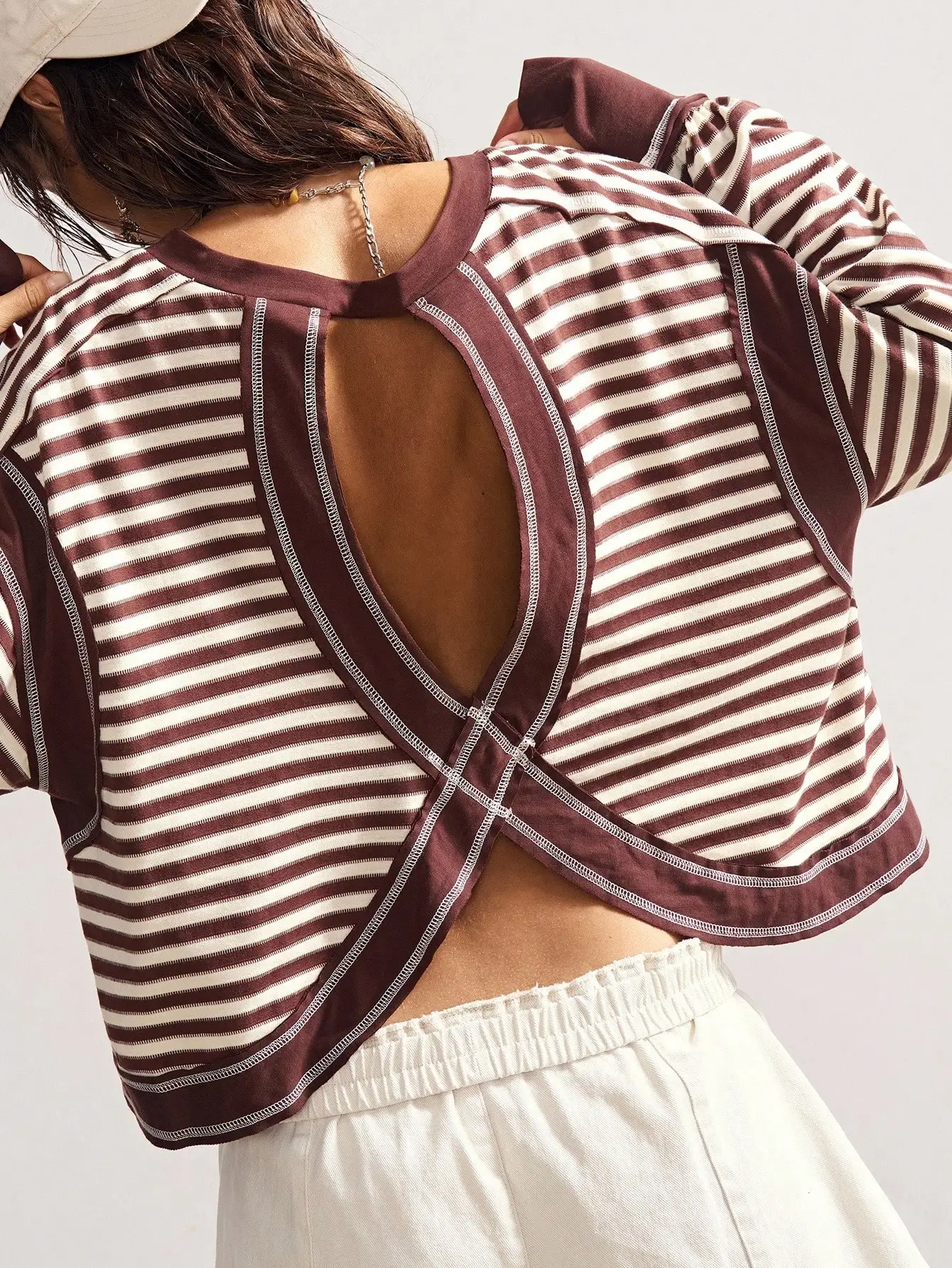 

Женская свободная толстовка в полоску с открытой спиной, повседневный топ на осень/зиму с перекрестной спинкой