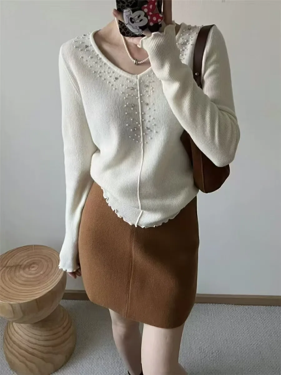 2025 Spring and Autumn New Knitted Women's V-neck Nail Bead Inner Long Sleeve Unique Temperament High end Solid Color Top