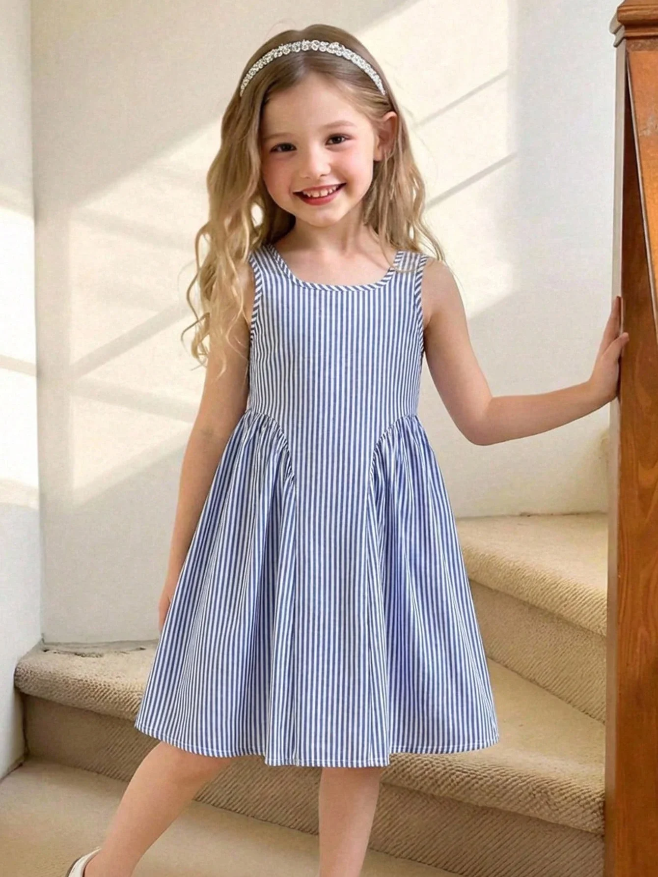 

Сине-белое полосатое повседневное платье-камизоль без рукавов с бантом на спине