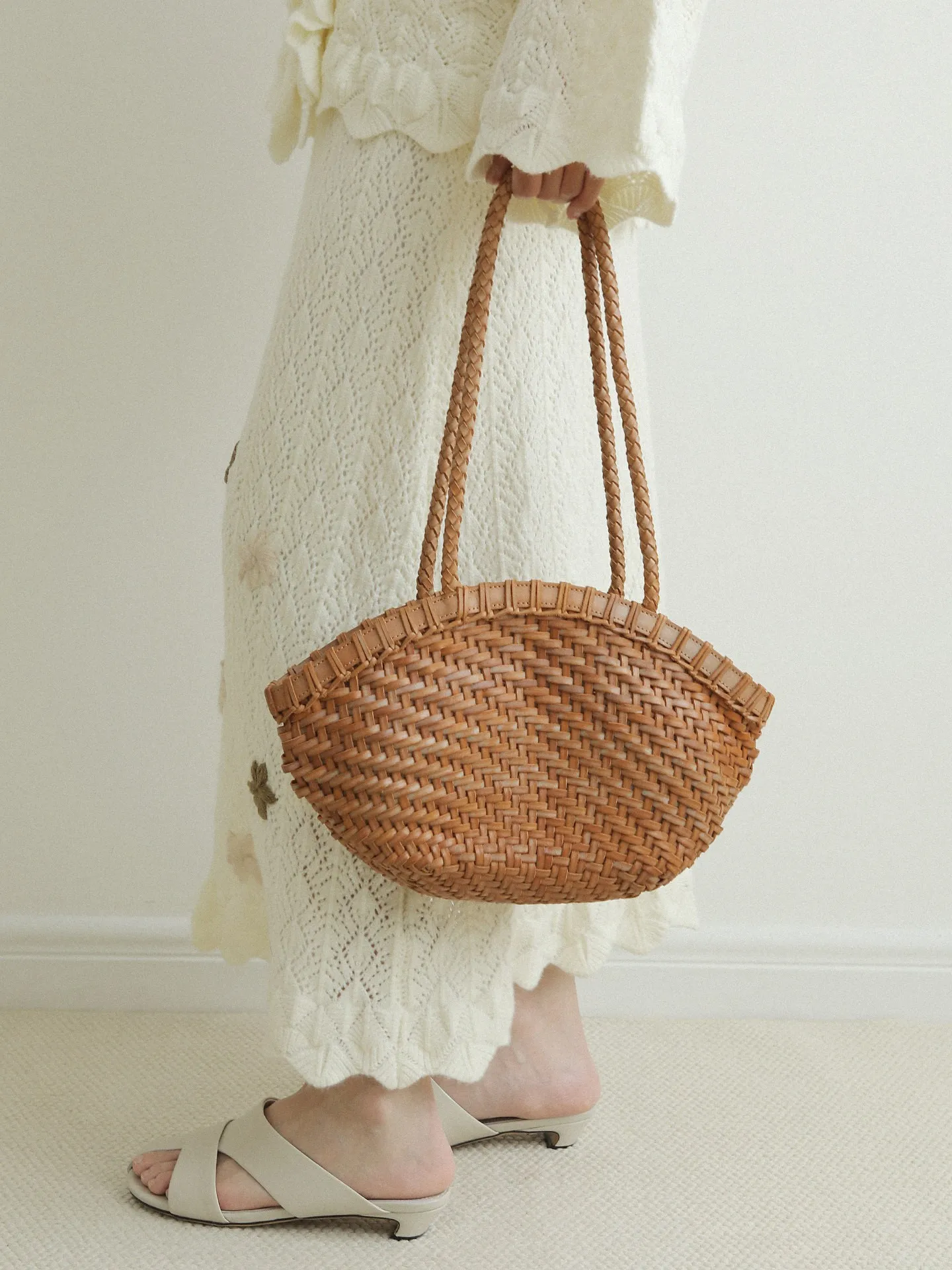 Designer luxury women's bag hand-woven vegetable-tanned leather tote bag shell-shaped holiday-style real leather shoulder bag view 5