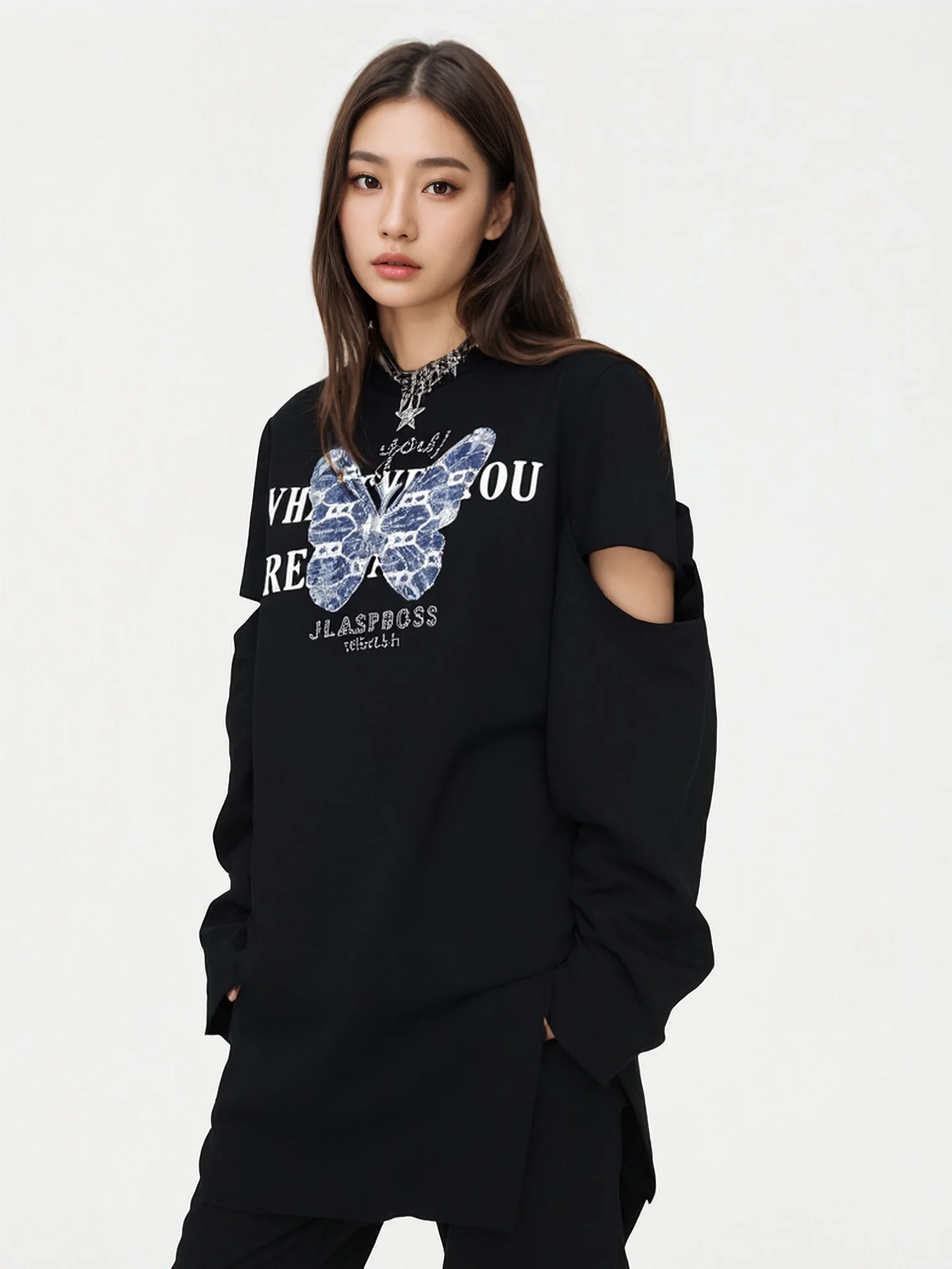 

Топ-футболка с длинным рукавом, свободного кроя, с разрезом и стразами, черная, средней длины, повседневная, в стиле кэжуал.