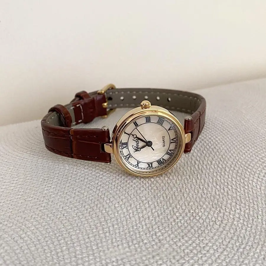 Neue Damenuhr im Vintage-Stil mit Perlmuttzifferblatt, leichter Luxus, exquisit und raffiniert, modische Quarzuhr für Studenten