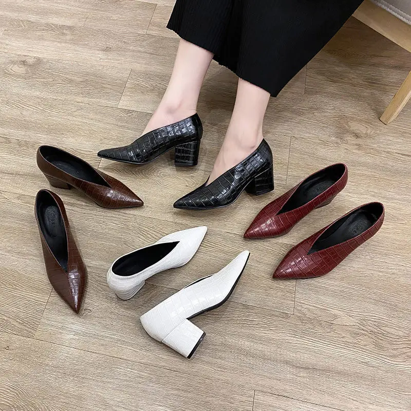 

2026 High Quality Spring Autumn Fashion Crocodile Ladies Fashion Shoes Pointed Toe V Cut Women Shoes Female Chunky Heels C325
