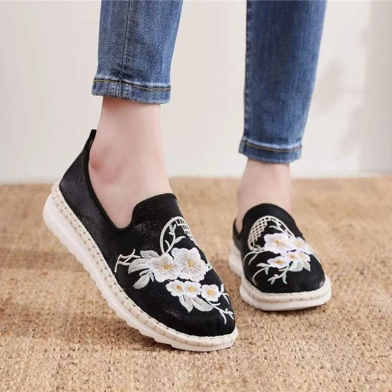 

Женские туфли на плоской подошве с шелковой вышивкой, весна-осень, новые, с мягкой подошвой, дышащие, с круглым носком, без застежек, в этническом стиле, повседневные тканевые туфли