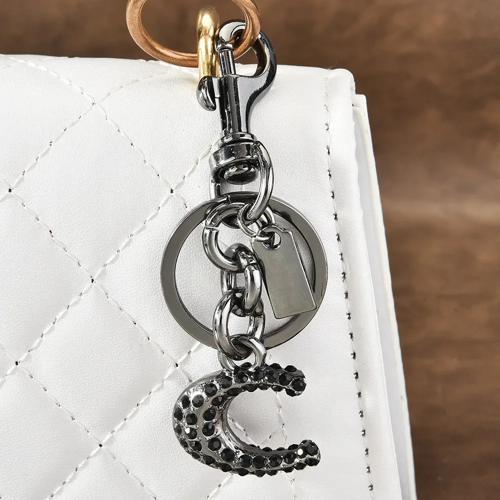 998Hot nowy metalowy, wysadzany diamentami, stylowy wisiorek do torby z angielską literą, brelok, modny i spersonalizowany wisiorek