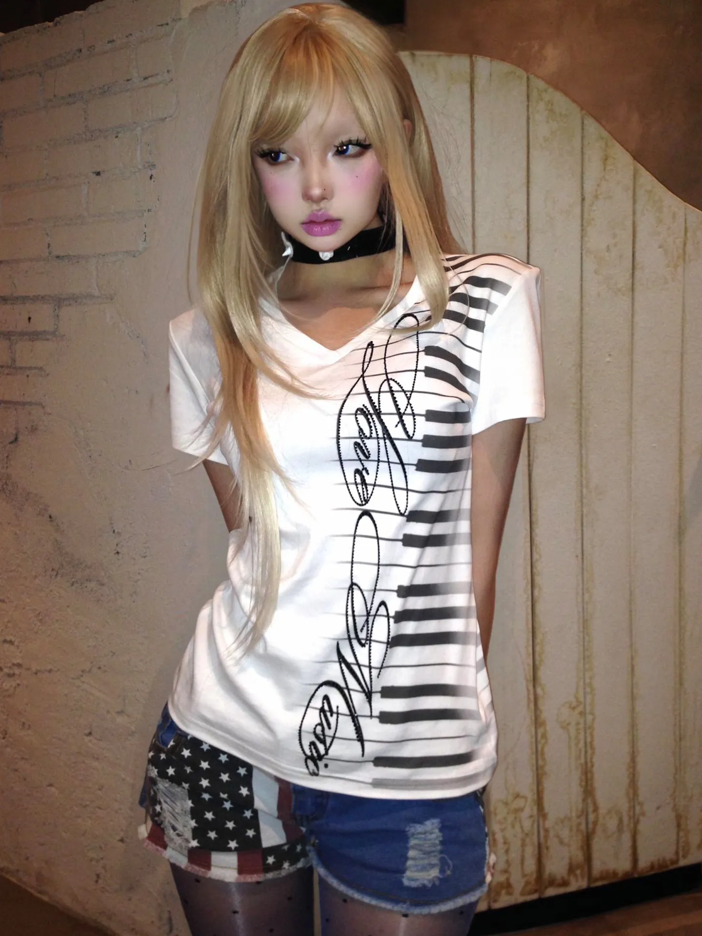 Women's Subculture V-Neck Tee Summer 2026 New Fashion Rhinestone Piano Key Print Cropped White Y2K Tops