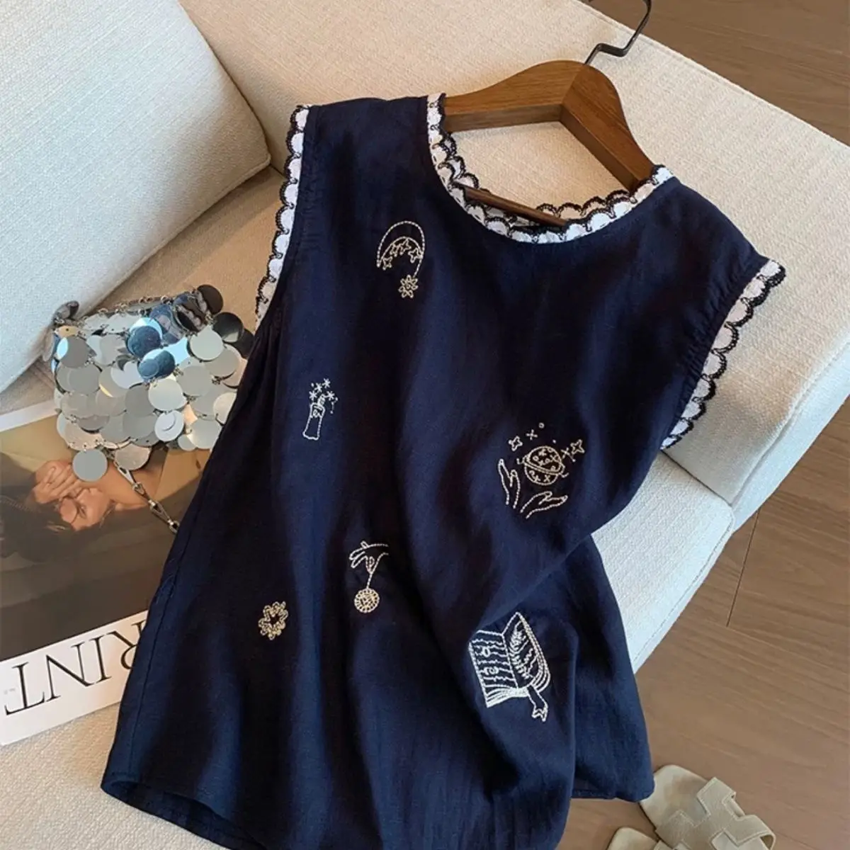 

Темно-синий топ без рукавов с вышивкой мультфильмов для женщин, летний новый дизайн, свободный и модный жилет с круглым вырезом