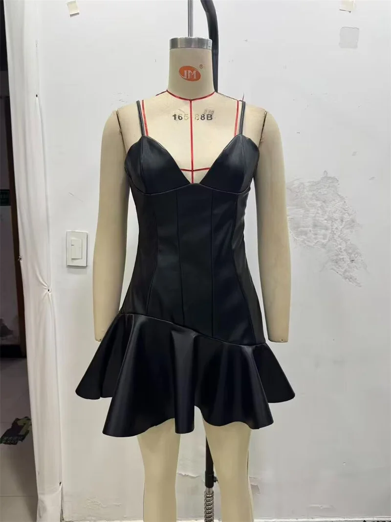 Vestido feminino 2025 outono novo estilo preto com tiras em camadas sexy com decote em v mini vestido de couro falso moda única