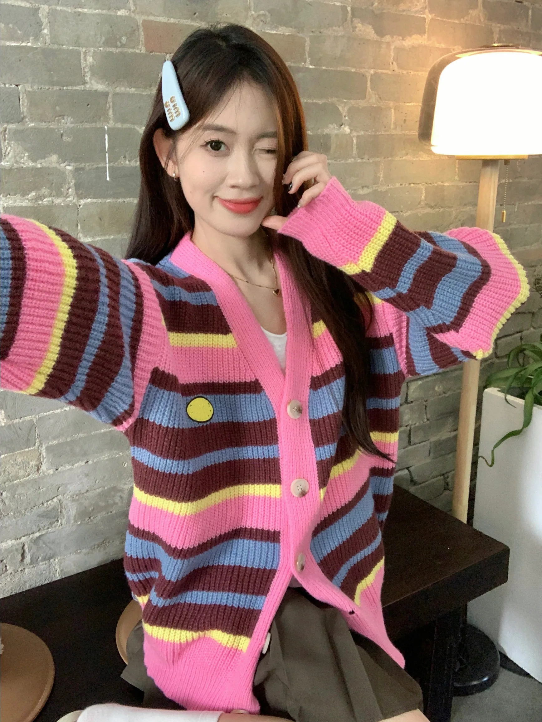 เสื้อโค้ทไหมพรมลายทางหวานๆ สำหรับผู้หญิง ฤดูใบไม้ร่วง ฤดูหนาว ทรงหลวม สไตล์ลำลอง สีตัดกัน คอวี ติดกระดุม รุ่น Thiened