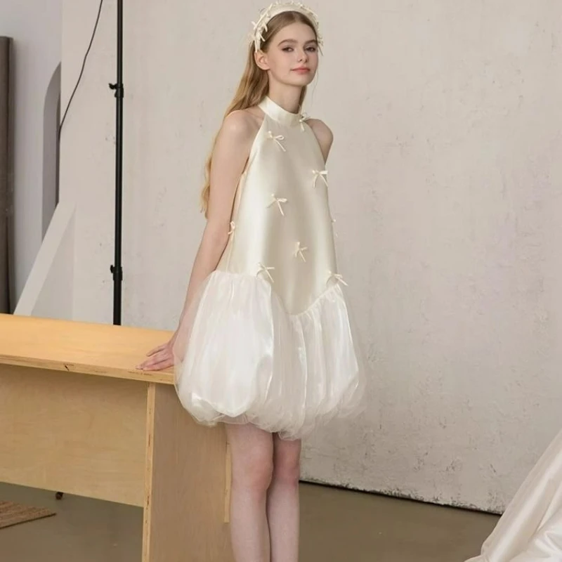 เดรสสีพื้นสไตล์ฝรั่งเศส เรียบหรู อ่อนโยน สำหรับผู้หญิง ฤดูร้อน 2026 แฟชั่นใหม่ กระโปรงสั้นชายผ้าซาตินผูกโบว์